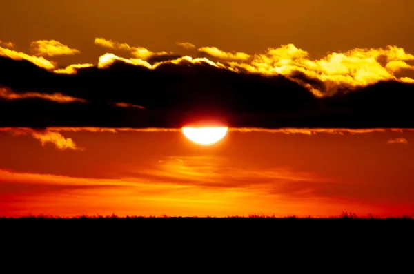 Una Hermosa Vista Los Cielos Anaranjados Durante Puesta Sol Playa — Foto de Stock