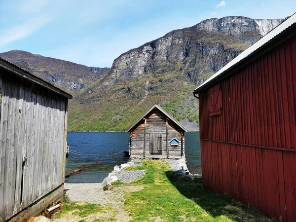Krásný Dřevěný Dům Břehu Jezera Hor Pozadí Undredal Norsko — Stock fotografie