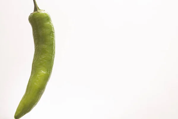 Een Groene Hete Paprika Een Witte Achtergrond — Stockfoto