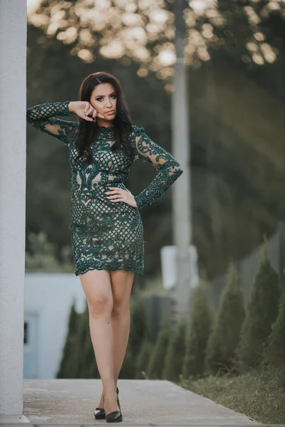 Uma Jovem Senhora Atraente Vestido Curto Verde Elegante Saltos Posando — Fotografia de Stock