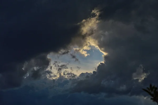 Der Himmel Sichtbar Durch Das Loch Das Sich Wolken Gebildet — Stockfoto