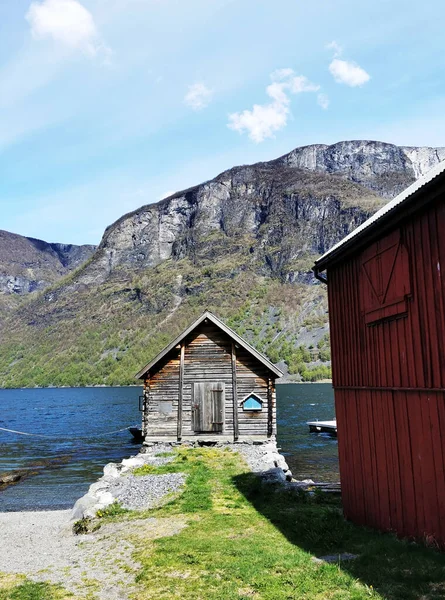 Uma Bela Casa Madeira Margem Lago Montanhas Fundo Undredal Noruega — Fotografia de Stock