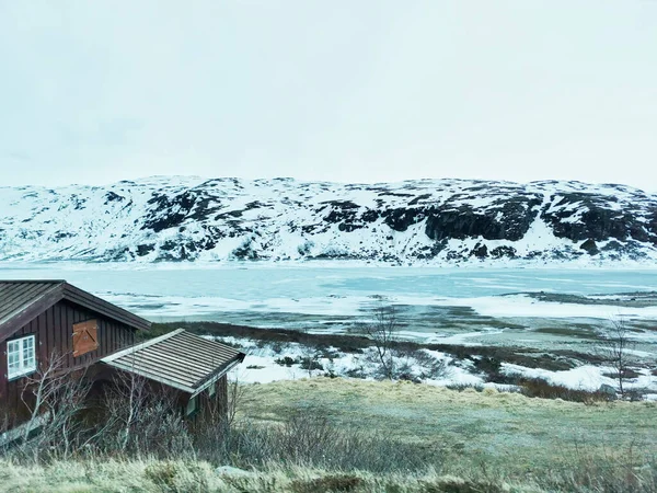 Pintoresco Plano Lago Congelado Viken Noruega Rodeado Montañas Casas Pueblo — Foto de Stock