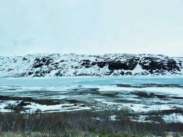 Pintoresco Plano Lago Congelado Viken Noruega Rodeado Montañas Campo — Foto de Stock