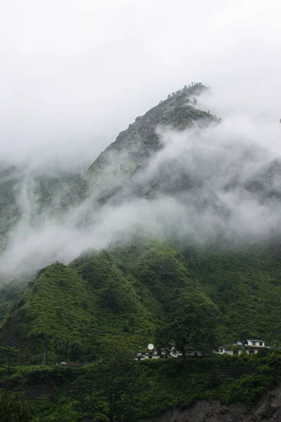 Beau Paysage Montagnes Avec Des Nuages Couvrant Leurs Sommets — Photo