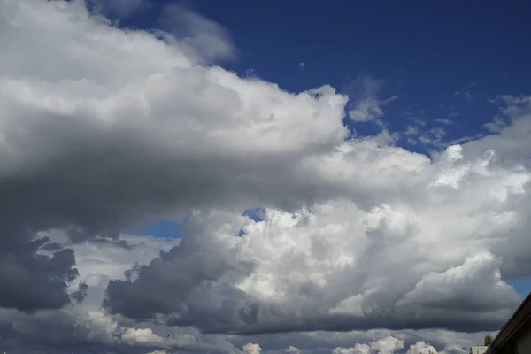 Uma Vista Para Nuvens Pesadas Céu Azul — Fotografia de Stock