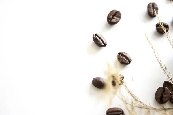 Una Vista Dall Alto Mucchio Chicchi Caffè Tostati Una Superficie — Foto Stock