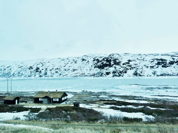 Живописный Снимок Замёрзшего Озера Викене Норвегия Окружении Гор Деревенских Домов — стоковое фото