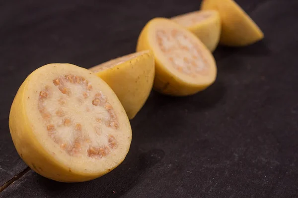 Sebuah Foto Close Seup Dari Potongan Lemon Pada Latar Belakang — Stok Foto