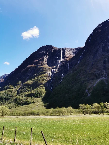 Красивый Снимок Высокой Горы Зеленого Травяного Поля Долине Неройдан Норвегия — стоковое фото