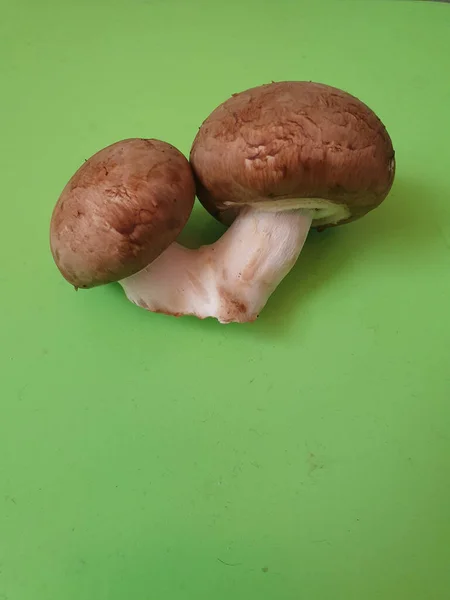 Tembakan Jarak Dekat Dari Champignon Coklat Permukaan Hijau — Stok Foto