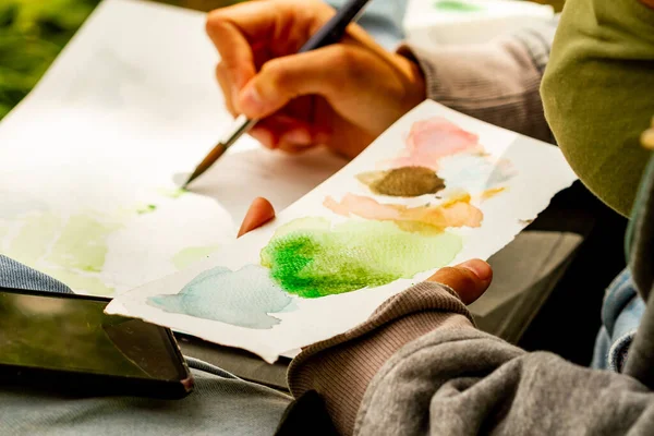 Zamknięte Ujęcie Rąk Młodej Dziewczyny Kartonowym Akwarelowym Malowaniem Tablicy Kolorowej — Zdjęcie stockowe