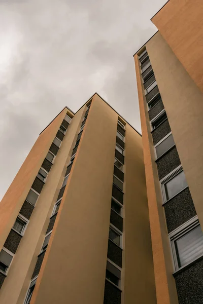 Низькокутний Знімок Високої Будівлі Похмурому Фоні Неба — стокове фото