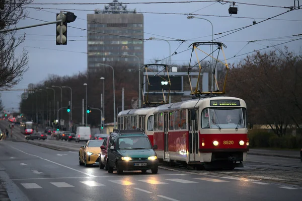 Praga Czeska Republika Grudnia 2020 Czekając Sygnał Skrzyżowanie Pobliżu Dworca — Zdjęcie stockowe