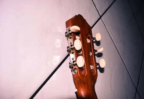 Close Headstock Guitarra Inclinado Parede — Fotografia de Stock