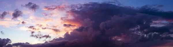 Panoramiczny Widok Żywym Niebieskim Niebem Dramatyczny Zachód Słońca Kontrastujące Kolory — Zdjęcie stockowe