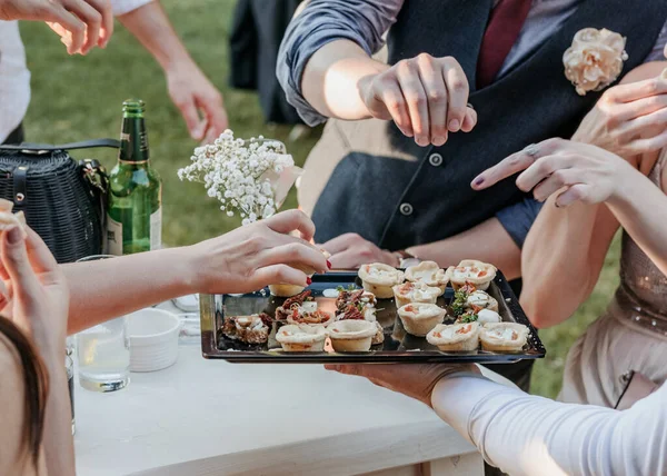 Gente Tomando Canapés Bandeja Recepción Boda — Foto de Stock