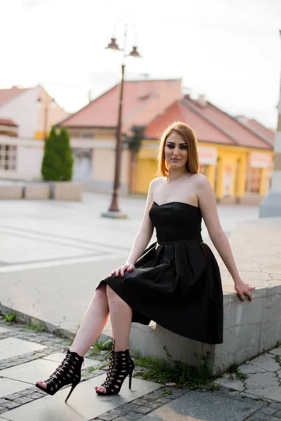 Tiro Vertical Uma Elegante Mulher Caucasiana Vestido Preto Strapless Livre — Fotografia de Stock