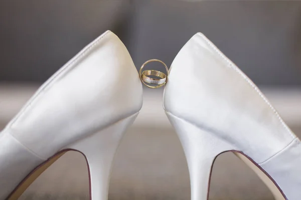 결혼반지가 신부용 신발의 선택적 — 스톡 사진