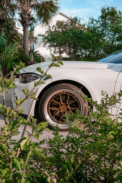 Disparo Vertical Coche Blanco Junto Casa —  Fotos de Stock