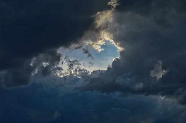 Cielo Visibile Attraverso Buco Formato Nelle Nuvole — Foto Stock