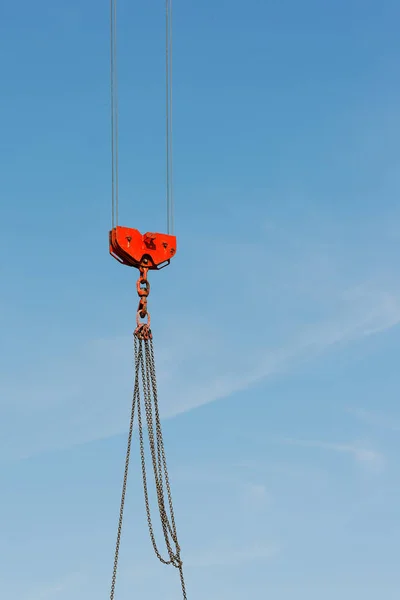 Красный Крючок Красными Веревками Против Голубого Неба — стоковое фото