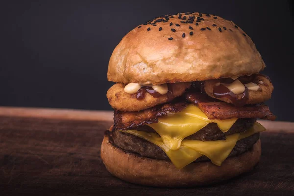 Detailní Záběr Čerstvého Dvojitého Cheeseburgeru Cibulovými Kroužky Omáčkou Dřevěné Desce — Stock fotografie