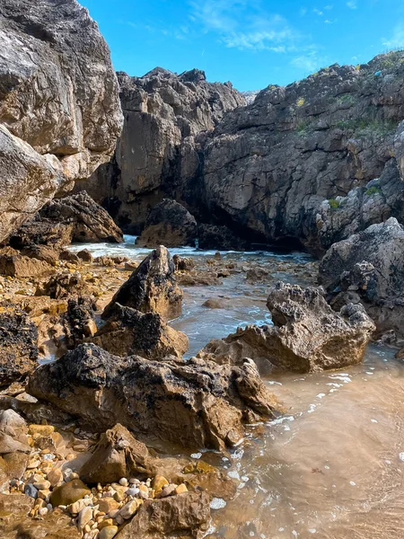 Сонячний День Плайя Коб Єро Скелястому Пляжі Буельні Астурія Іспанія — стокове фото