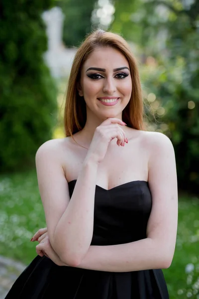 Retrato Vertical Una Mujer Caucásica Sonriente Con Vestido Negro Sin — Foto de Stock