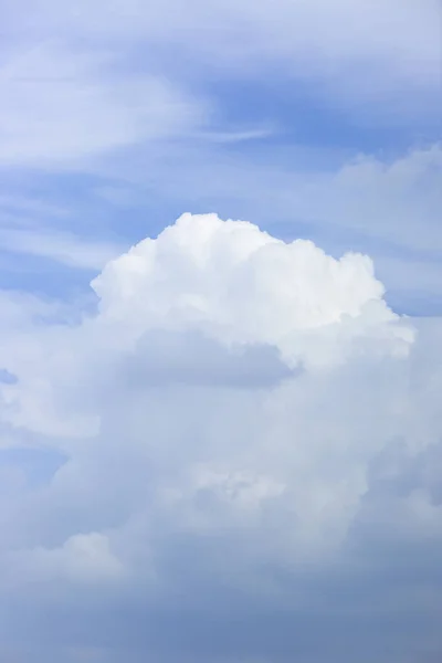Puncak Awan Cumulus Yang Tumbuh Naik Melalui Beberapa Lapisan Troposfer — Stok Foto