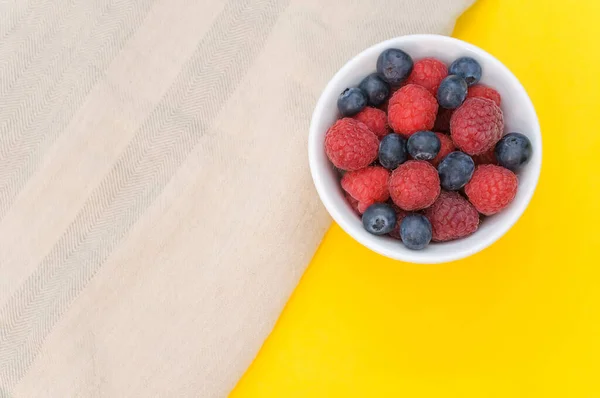 Une Vue Dessus Des Bleuets Framboises Frais Sur Bol Blanc — Photo