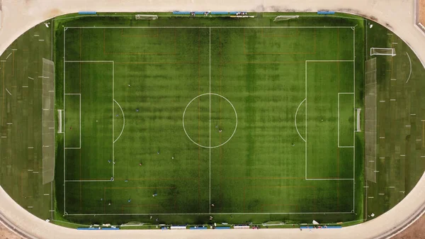 Een Luchtfoto Van Een Voetbalstadion Met Spelers Het Veld — Stockfoto