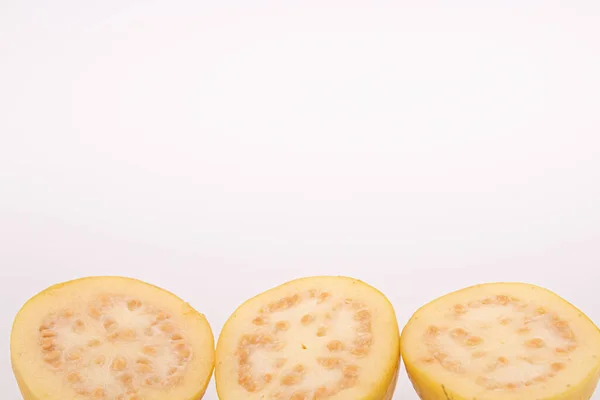 Sebuah Gambar Closeup Lemon Dipotong Pada Latar Belakang Putih — Stok Foto