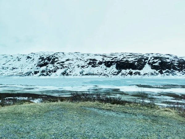 山と畑に囲まれたノルウェーのヴィケンで凍る湖の景色のショット — ストック写真