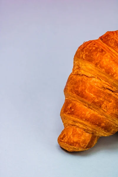Eine Vertikale Aufnahme Von Frisch Gebackenem Croissant Isoliert Auf Weißem — Stockfoto