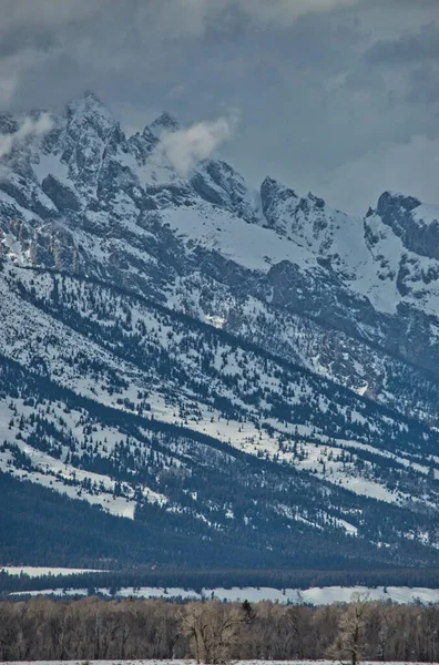 Vista Panorámica Majestuosas Montañas Nieve Tiempo Nublado — Foto de Stock
