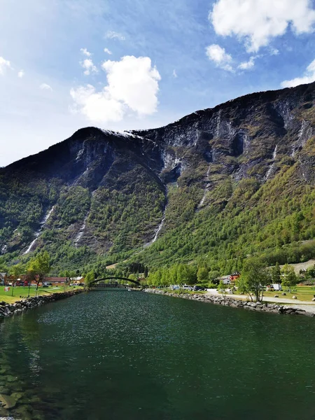 Malownicze Ujęcie Jeziora Miejscowości Flam Norwegia Otoczony Górami Domami Brzegu — Zdjęcie stockowe