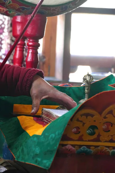 在不丹特隆格萨 一个牧师在一个私人家里举行了一个长生不老的年度仪式的照片 — 图库照片