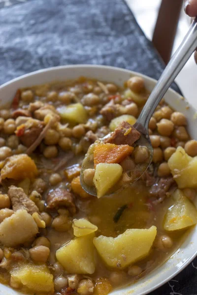 Beyaz Bir Kasede Servis Edilen Patates Havuçlu Nohut Yahnisi — Stok fotoğraf