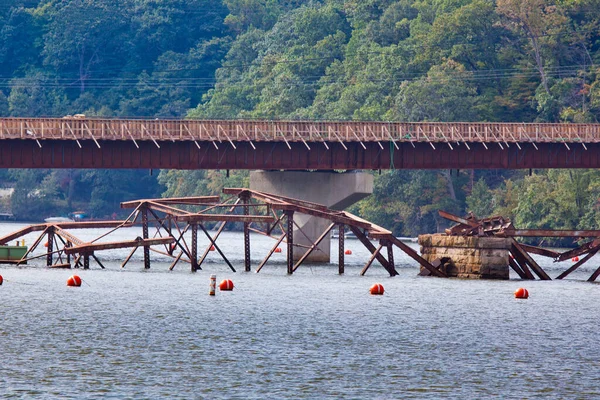 西维吉尼亚州莫根斯敦奇思湖上破碎的伊塞斯渡口桥 — 图库照片