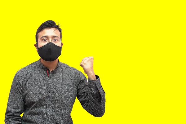 Ung Attraktiv Man Från Indien Svart Facemask Med Knytnäve Säker — Stockfoto