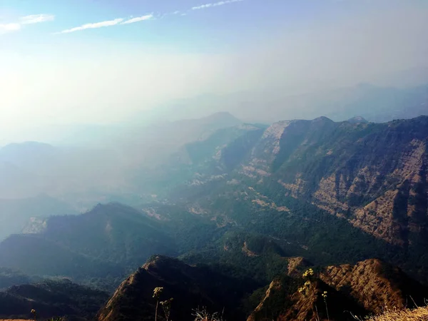 Ein Atemberaubender Blick Auf Felsige Berge Vom Elphinstone Point Mahabaleshwar — Stockfoto