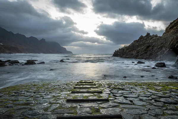 Kasvetli Bir Günde Kayalık Bir Deniz Kıyısının Güzel Bir Görüntüsü — Stok fotoğraf