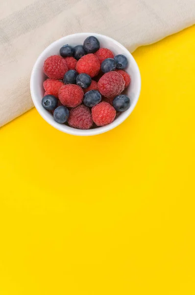 Une Vue Dessus Des Bleuets Framboises Frais Sur Bol Blanc — Photo