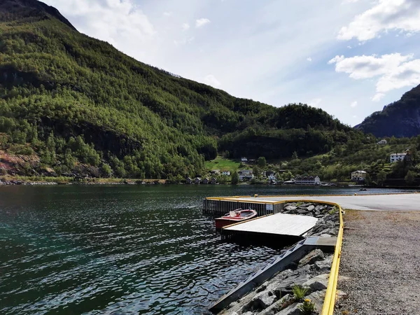 Een Schilderachtige Opname Van Een Meer Een Dorp Flam Noorwegen — Stockfoto