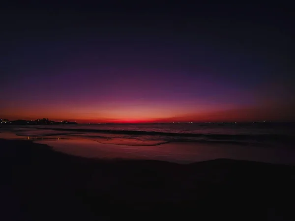 Una Vista Impresionante Una Puesta Sol Escénica Una Playa Arena — Foto de Stock