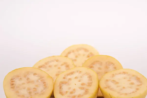 Sebuah Gambar Closeup Lemon Dipotong Pada Latar Belakang Putih — Stok Foto