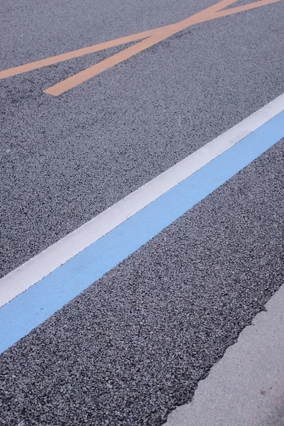 Eine Nahaufnahme Blauer Straßenmarkierungen Auf Dem Asphalt — Stockfoto