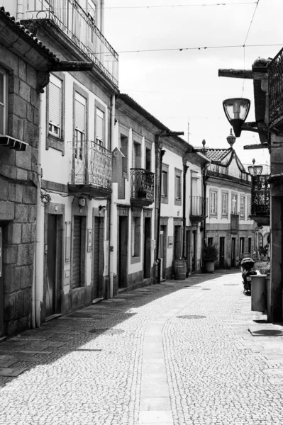 Vertical Grayscale Shot Alleyway Old Town Paved Road Low Buildings — Stock Photo, Image