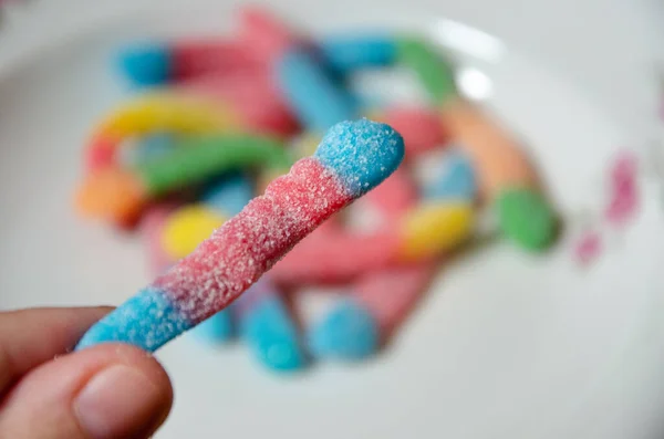 Primo Piano Una Donna Che Tiene Caramelle Dolci Colorate Uno — Foto Stock